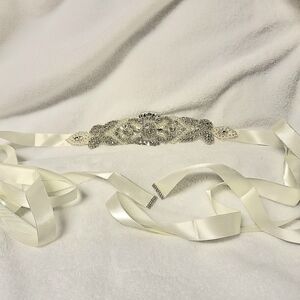 Elegant Cream Colored Pearland Silver Embellished Women's Belt